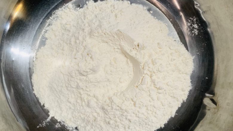 玛卡龙千层酥(保证酥糯),按照配料步骤进行,准备高筋面粉。