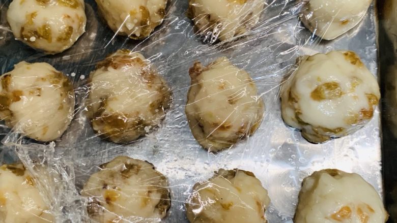 玛卡龙千层酥(保证酥糯),取一个馅料。不用把保鲜膜全部掀开,一个一个拿就行。