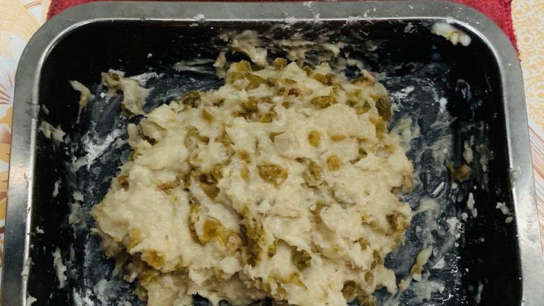 玛卡龙千层酥(保证酥糯),用手把葡萄干揉进面团里,粘手撒些淀粉,会让馅料蒸出来存放时也柔软些。