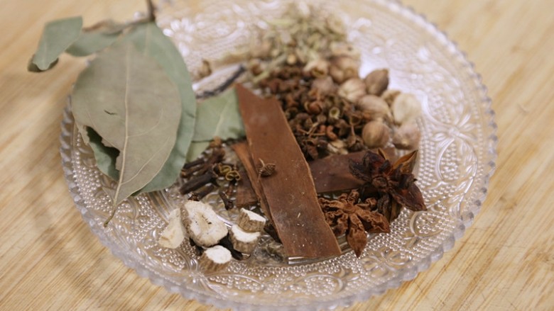 香辣卤鸡爪,准备香料,花椒,八角,香叶,桂皮,甘草,丁香,准备好用水泡一会,