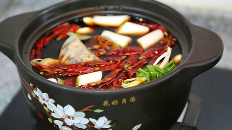 香辣卤鸡爪,盖上盖子大火煮开之后转中小火慢慢煲,把味道煲出来,煲四十分钟后关火焖一个小时