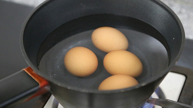 香辣卤鸡爪,<a style='color:red;display:inline-block;' href='/shicai/ 9'>鸡蛋</a>冷水下锅煮熟后,外壳轻轻的敲碎一点,这样等会更方便入味