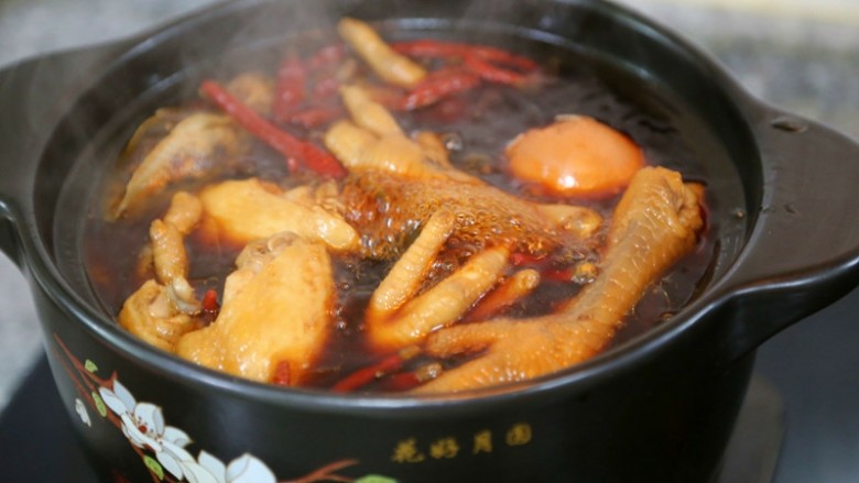 香辣卤鸡爪,半小时后加入鸡爪鸡翅,盖上盖子继续小火煲三十分钟,