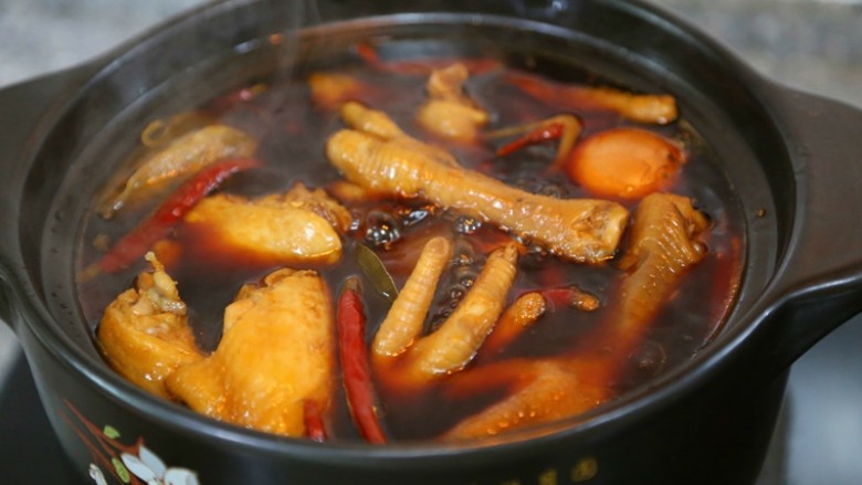 香辣卤鸡爪,卤才的味道是靠焖出来的,不是煮出来的,很多亲不知道,一直中大火煮,后面煮太软只剩鸡骨头了