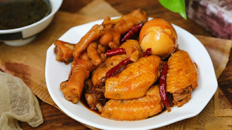 香辣卤鸡爪,出锅,将鸡翅鸡爪捞出盘中