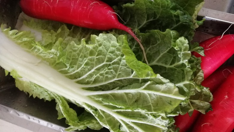 白菜土豆炖冻豆腐,<a style='color:red;display:inline-block;' href='/shicai/ 114'>白菜</a>扒帮,洗净。