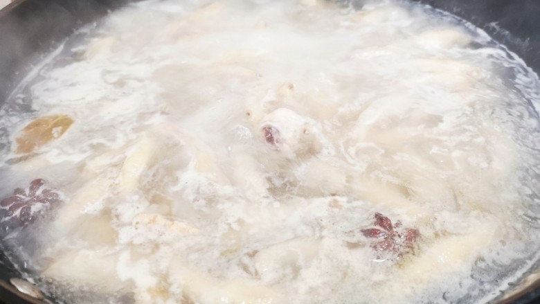 百香果柠檬鸡爪,水开后大火煮八分钟,撇去浮沫
