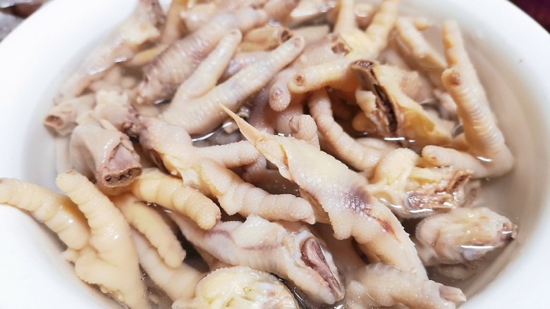 百香果柠檬鸡爪,捞出浸泡冰水中冷却后捞出备用,过了冰水后的鸡爪更Q弹哦