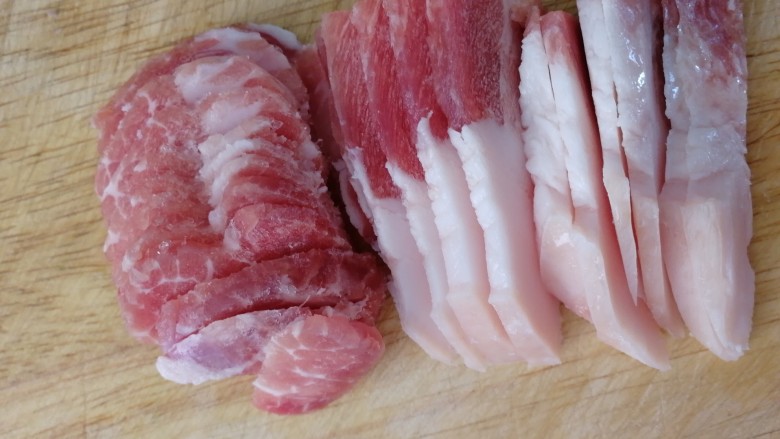 白菜土豆炖冻豆腐,猪肉切片。