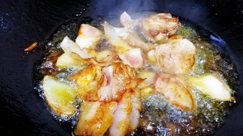 白菜土豆炖冻豆腐,放入肉片,文火炒匀。