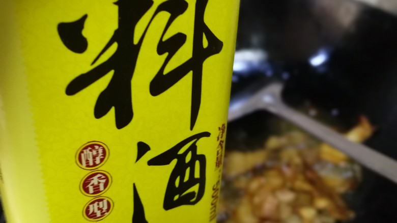 白菜土豆炖冻豆腐,加一勺<a style='color:red;display:inline-block;' href='/shicai/ 718'>料酒</a>,炒香。