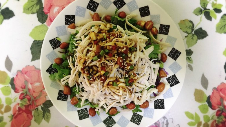 手撕鸡胸肉,淋上<a style='color:red;display:inline-block;' href='/shicai/ 5506'>麻油</a>,撒一些白芝麻,一把花生
