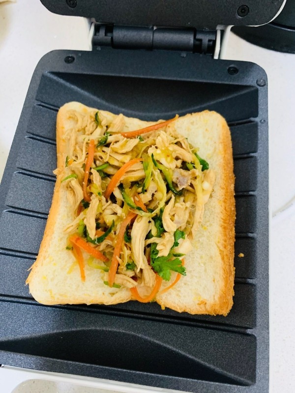 手撕鸡胸肉,土司片放入鸡胸肉,再盖上一片土司