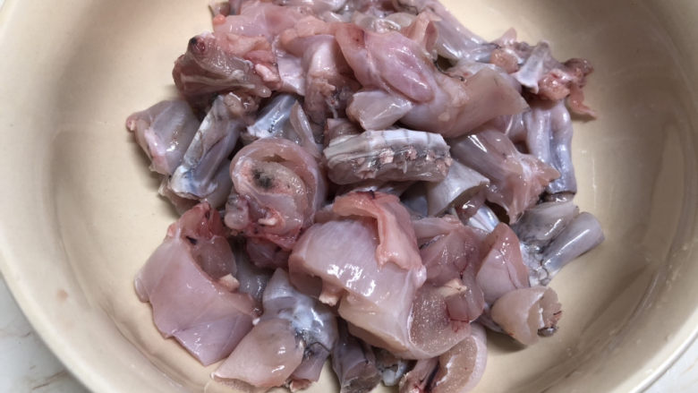 爆炒牛蛙,剁小一点味道更好,容易入味