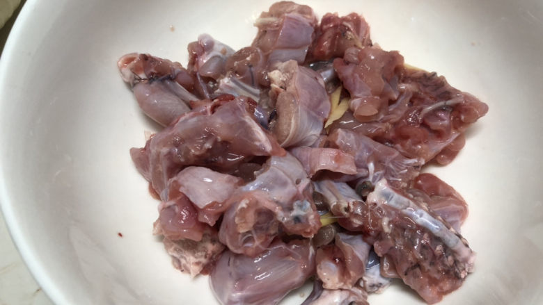 水煮牛蛙,全部剁好以后,如果来得及先腌制半小时