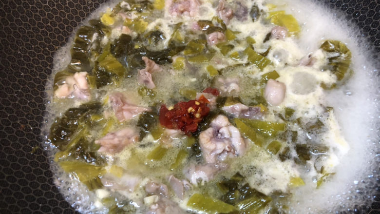 水煮牛蛙,加水漠过牛蛙和酸菜,加入一勺剁椒,我还加了两勺剁椒水