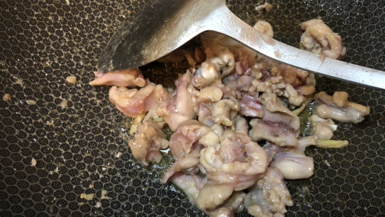 水煮牛蛙,炒至基本变色,因为加了淀粉,所以稍微有点粘锅,没影响的