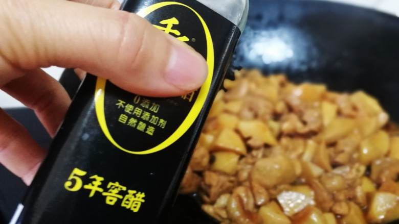 杏鲍菇烧鸡块,烧至汤汁浓稠,滴入几滴醋,炒匀。