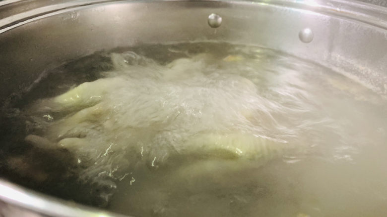 香辣卤鸡爪,再煮10分钟,这样后面卤的时候更容易熟;