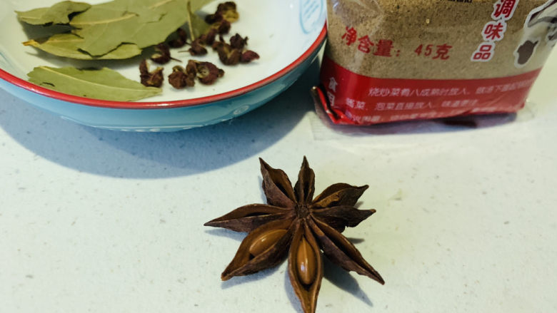 香辣卤鸡爪,shi十三香待用;