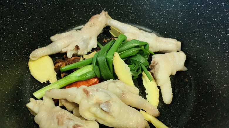 香辣卤鸡爪,鸡爪捞出,用清水再冲一下,切小块;
