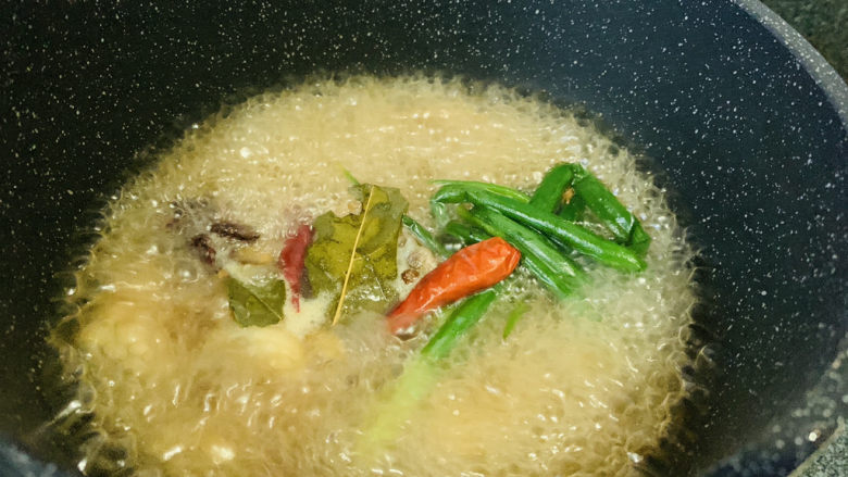 香辣卤鸡爪,加少许十三香,搅拌均匀所有调料;