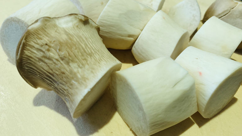 杏鲍菇烧鸡块,切大块;