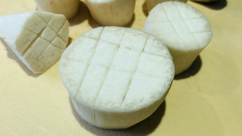 杏鲍菇烧鸡块,划十字,不要切断;