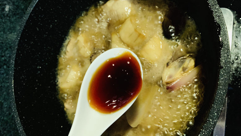 杏鲍菇烧鸡块,汁剩一半时,加<a style='color:red;display:inline-block;' href='/shicai/ 721'>蚝油</a>;