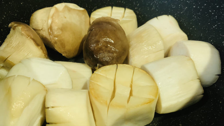杏鲍菇烧鸡块,锅里加食用油,把杏鲍菇划十字口的面煎微焦,然后盛出先放碗里;