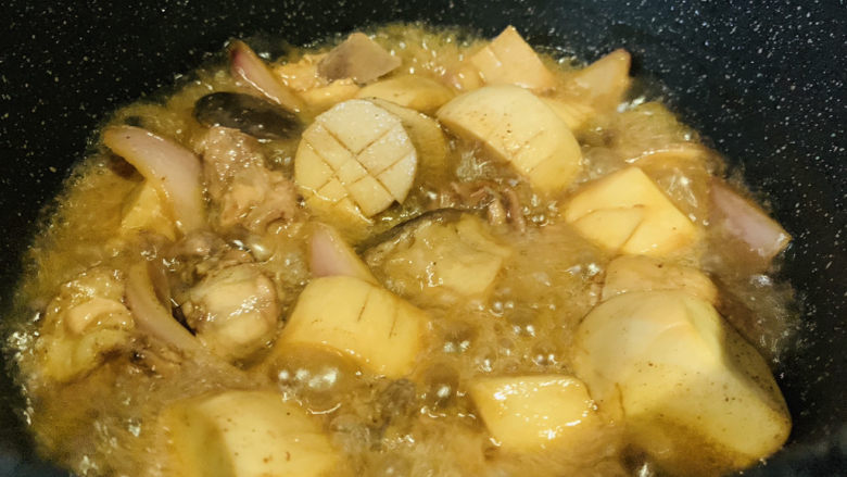 杏鲍菇烧鸡块,搅拌均匀;