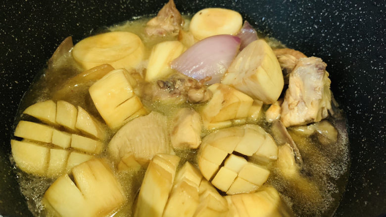 杏鲍菇烧鸡块,翻炒均匀,加适量清水;