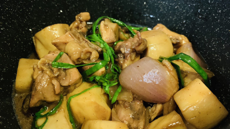 杏鲍菇烧鸡块,起锅;