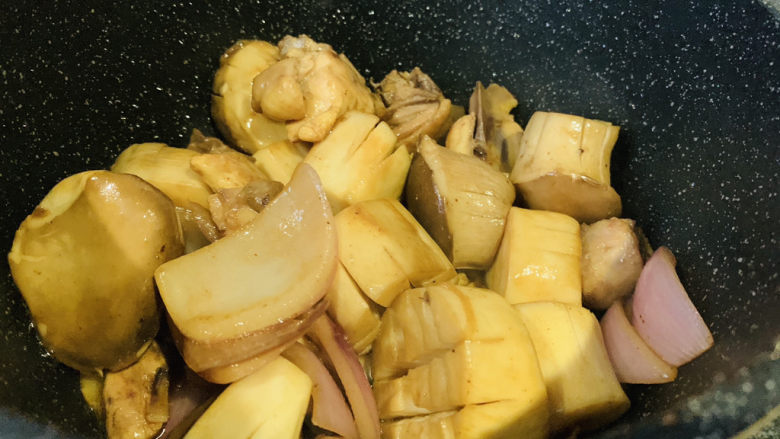 杏鲍菇烧鸡块,翻炒均匀;