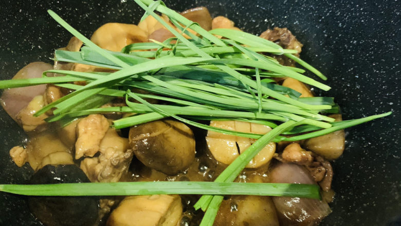 杏鲍菇烧鸡块,加蒜叶,炒断生;