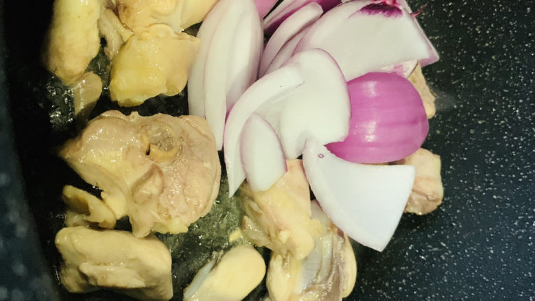 杏鲍菇烧鸡块,加洋葱;