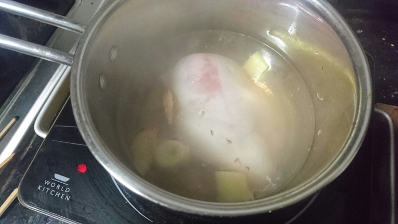 手撕鸡胸肉,入<a style='color:red;display:inline-block;' href='/shicai/ 101'>鸡胸肉</a>,煮5分钟后,盖盖子焖