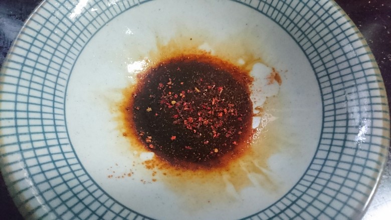 手撕鸡胸肉,二勺生抽,一勺辣椒粉,一勺蚝油