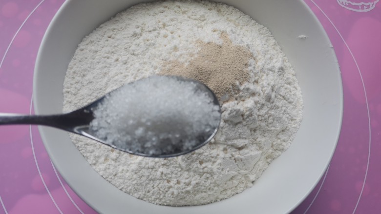 红枣葡萄干吐司,加入白糖,盐