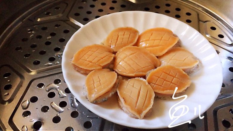 鲍鱼捞饭,蒸锅中烧开水,放入鲍鱼蒸6分钟