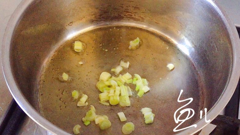 鲍鱼捞饭,油锅烧热,放入葱碎爆香