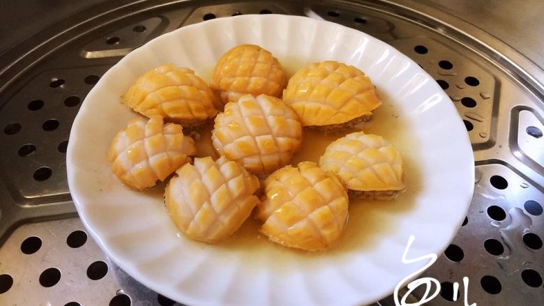 鲍鱼捞饭,蒸熟取出,蒸出来的汤汁不要倒掉
