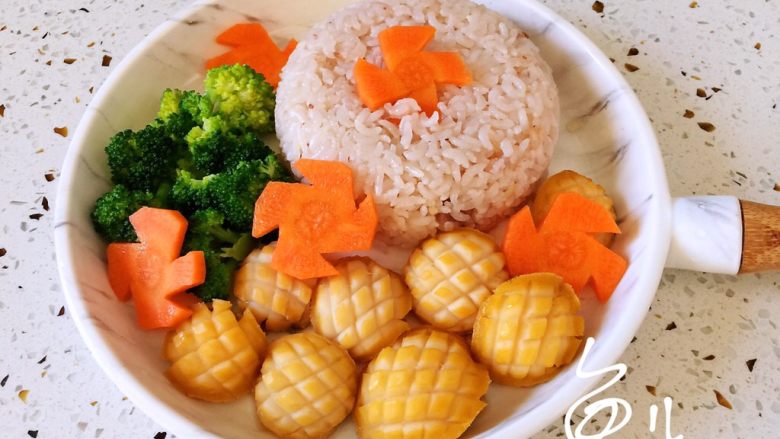 鲍鱼捞饭,米饭倒扣盘中,摆盘好鲍鱼、西兰花、胡萝卜