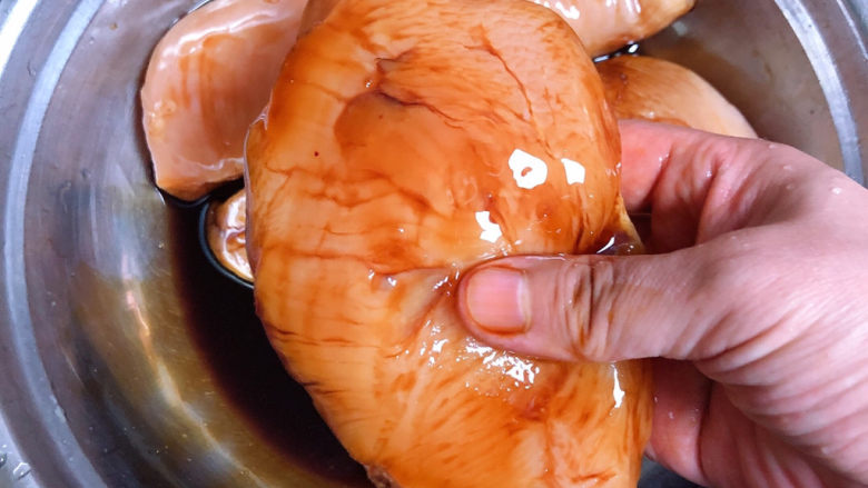 照烧鸡胸肉,搅拌均匀,用手按摩鸡胸肉,让鸡胸肉充分吸收酱汁。