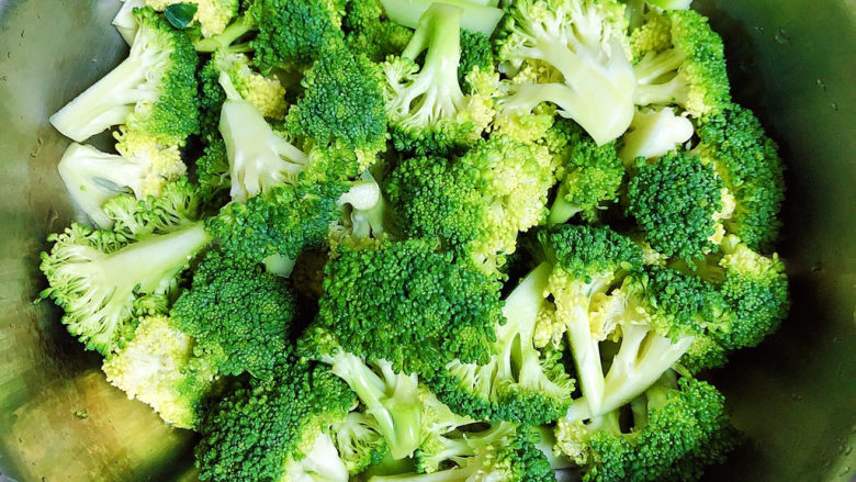 照烧鸡胸肉,腌制鸡胸肉的时候,可以准备一些蔬菜,将西蓝花切块儿洗净。