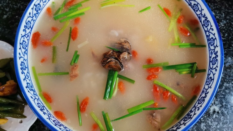 营养美味还可强身健体的海蛎粥,你值得拥有,非常好看,而且特别鲜甜美味富有营养的海蛎粥就做好了,真的特别好喝。
一碗营养丰富的海蛎粥开始孩子元气满满的新一天。