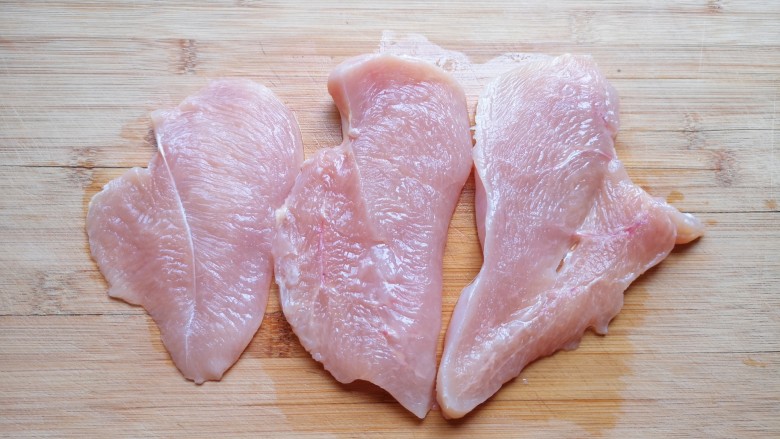 照烧鸡胸肉,用刀剖开,一块鸡胸肉可以剖成三片。