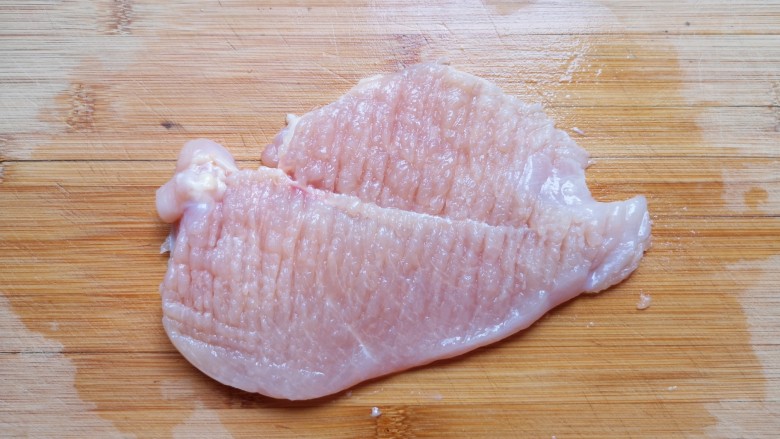 照烧鸡胸肉,用刀背将肉敲松,这样容易入味。