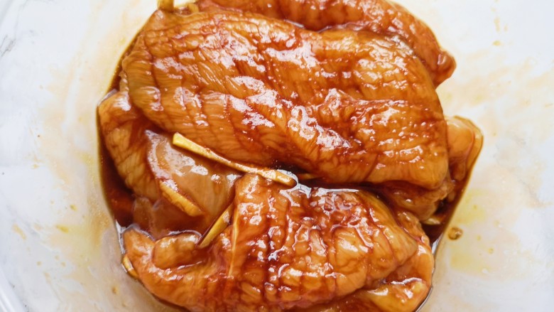 照烧鸡胸肉,搅拌均匀,盖上保鲜膜腌制2个小时以上。