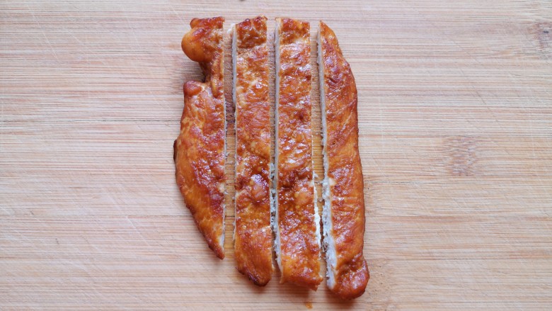 照烧鸡胸肉,看一下这是烤制完成的鸡胸肉,切成条状。